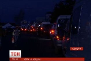 Передноворічний ажіотаж: українці вистоюють по 12 годин на кордоні з Польщею