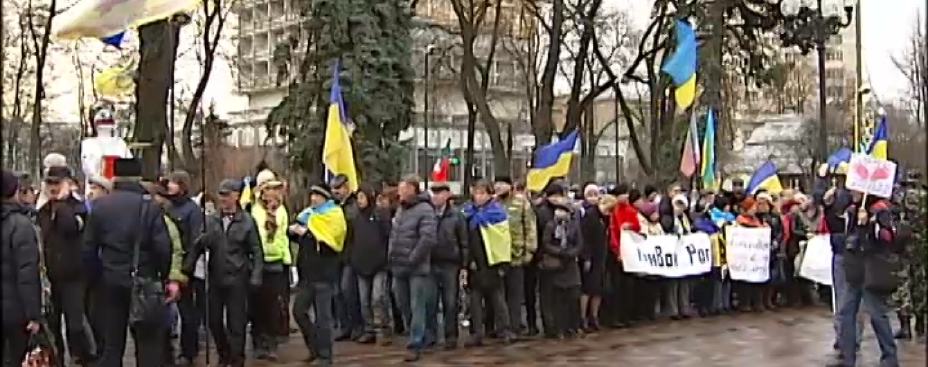 Біля Ради знову велилюдно: мітингарі вимагають перевиборів у Кривому Розі