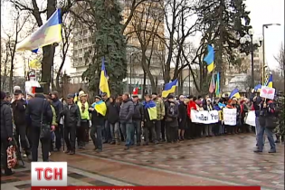 Біля Ради знову велилюдно: мітингарі вимагають перевиборів у Кривому Розі