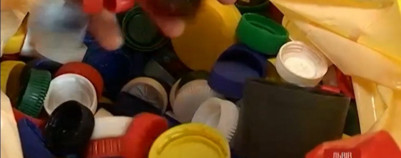 У Львові збирають пластикові корки, щоб врятувати невиліковно хворих