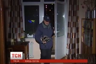 У Києві аварійна служба більше 8 годин їхала до будинку, де згоріли всі прилади через електронапругу