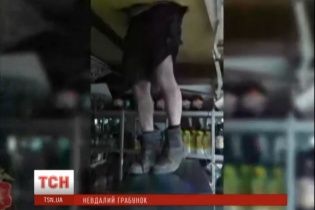 Синдром Вінні Пуха в гостях у Кролика. У Росії грабіжник застряг у крамниці зі спиртним