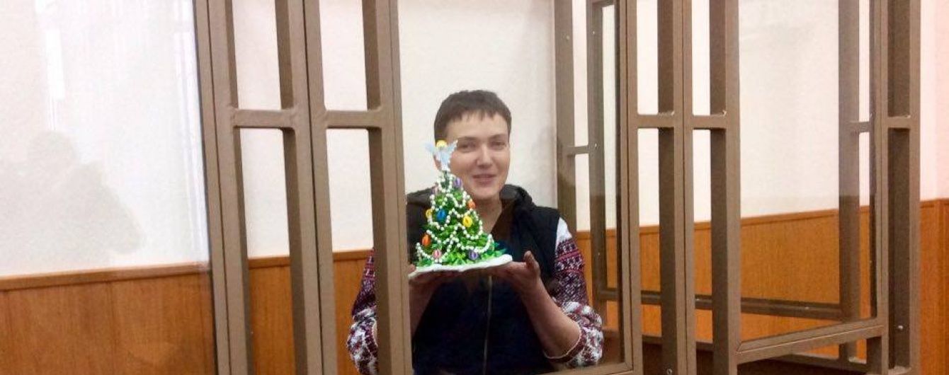 Савченко доставили у суд на шостий день голодування з подарунком для суддів