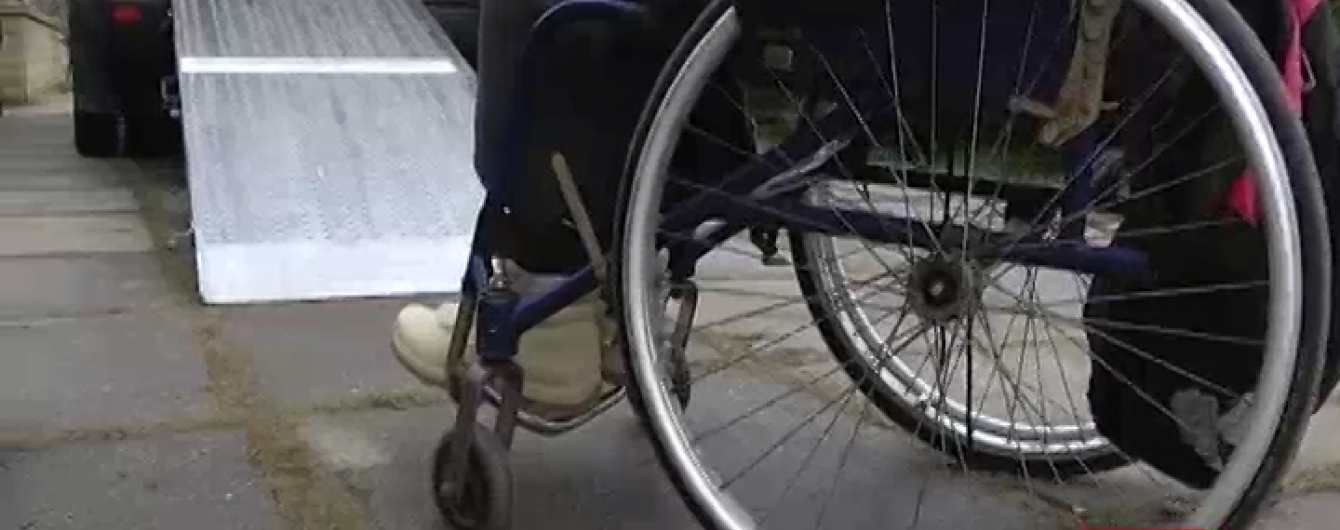 Переселенець з Донецька запустив в Одесі таксі для інвалідів на візках