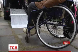 Переселенець з Донецька запустив в Одесі таксі для інвалідів на візках