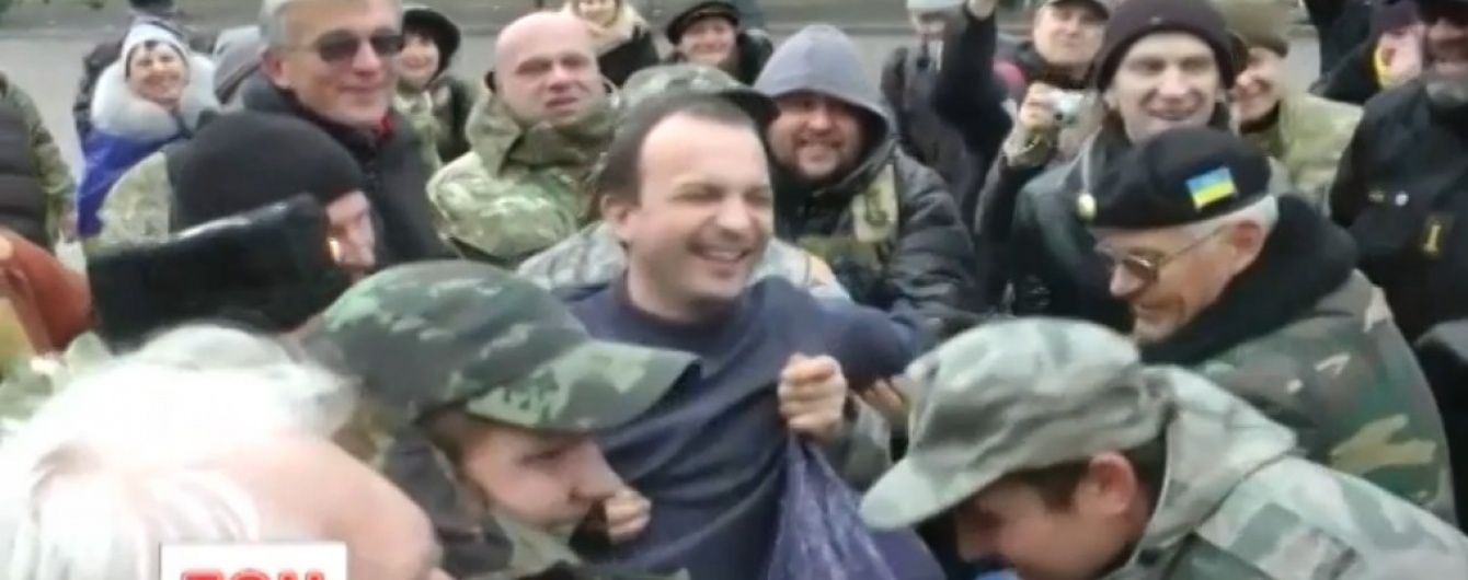 Криворіжці зустріли оплесками рішення про перевибори, соратники Вілкула - назвали беззаконням