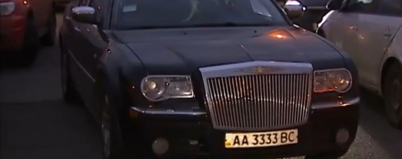 Учаники Антикорупційного форуму приїхали на захід у розкішних авто та вбранні ручного пошиву