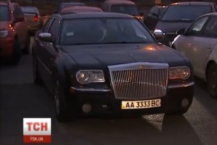 Учаники Антикорупційного форуму приїхали на захід у розкішних авто та вбранні ручного пошиву