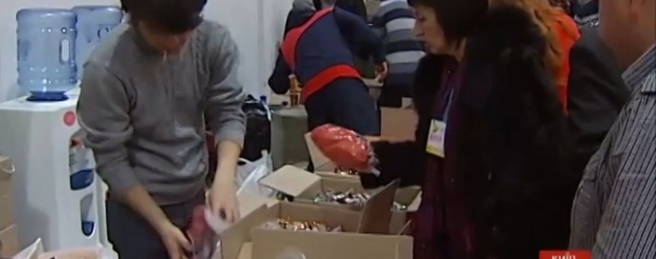 У Києві на антикорупційному форумі делегати виносили солодощі ящиками