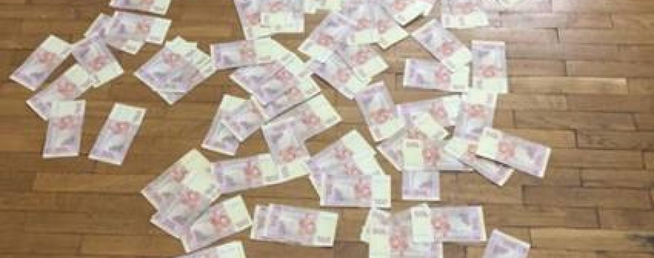 У Рівному на хабарі "погорів" капітан кримінальної поліції