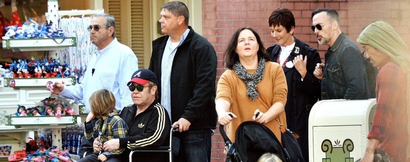 Невідома хвороба посадила Елтона Джона в інвалідний візок