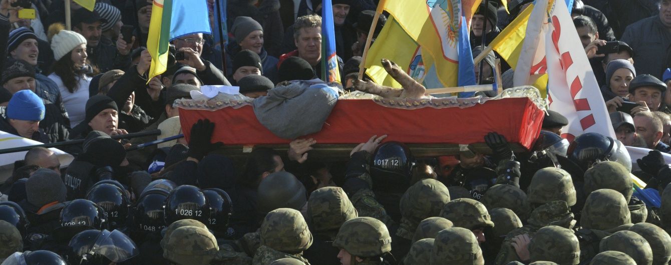 Обурені аграрії принесли під Раду тушу свині у труні