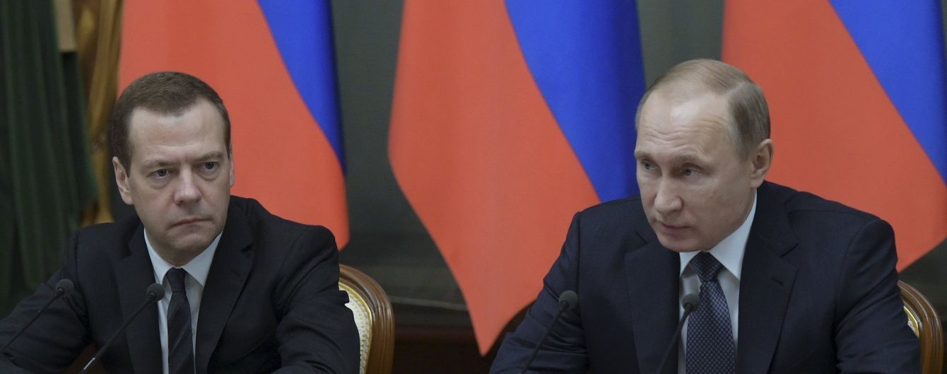 "Ви тримаєтеся тут". Путін запевнив, що слова Медведєва про пенсії "вирвані з контексту"