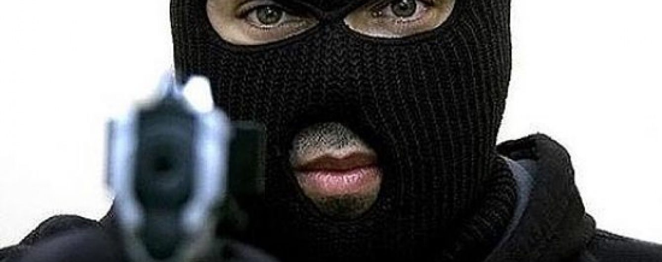 У Києві невідомі у масках зухвало пограбували чоловіка, забравши сумку із понад 2 мільйонами гривень