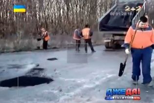 В Хмельницкой области дорожники асфальтировали лужи