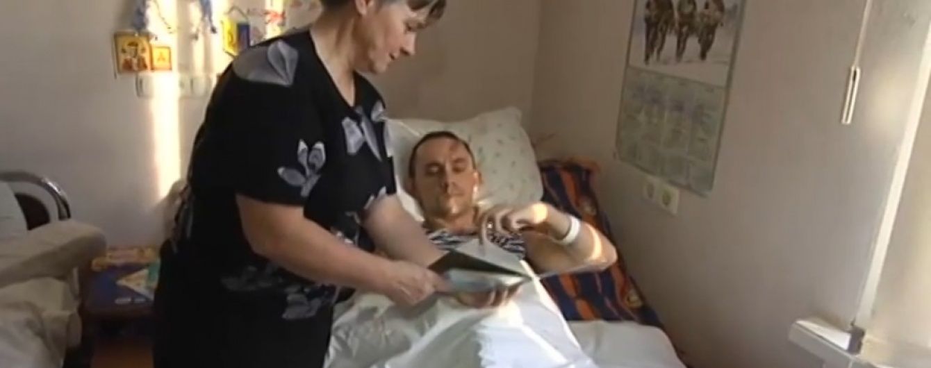 Багатодітна мати самотужки доглядає за важкотравмованим в зоні АТО сином