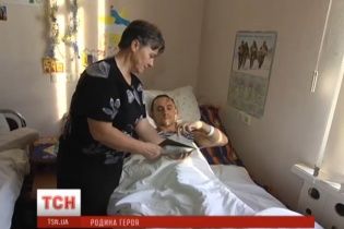 Багатодітна мати самотужки доглядає за важкотравмованим в зоні АТО сином