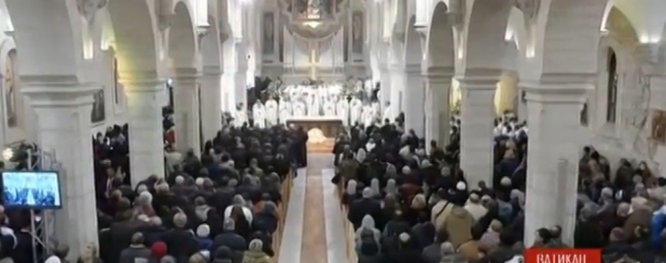 Ніч перед Різдвом. У Ватикані десятки тисяч вірян зібралися на святкову месу
