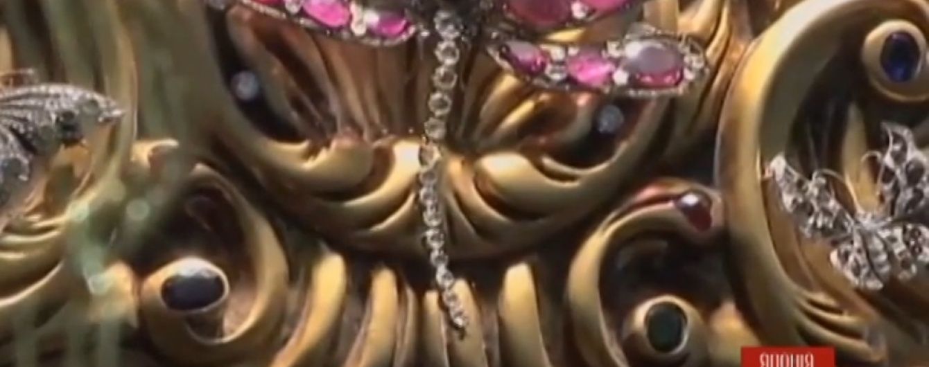 Золота сукня й Будда з кристалами Swarovski. Журналісти показали найкоштовніші речі 2015 року