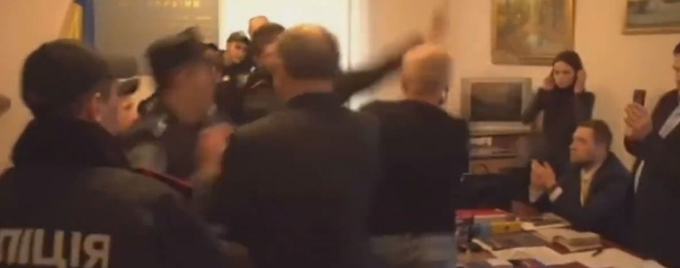 З'явилося відео, як на засіданні у справі Корбана нардеп Денисенко жбурляє у суддю пляшкою