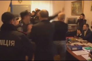 З'явилося відео, як на засіданні у справі Корбана нардеп Денисенко жбурляє у суддю пляшкою