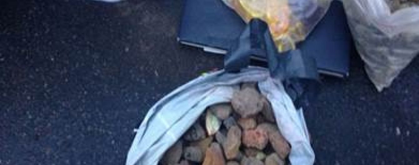 Помічник судді та митник намагалися незаконно збути значну партію дорогоцінного бурштину