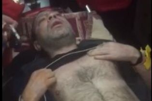Тремтить і важко дихає: з'явилося відео з хворим Корбаном у кареті "швидкої"