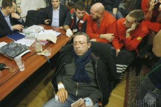 Хронологія 30-годинного судилища над Корбаном: "тітушки", знепритомнілі адвокати та реанімаційні бригади