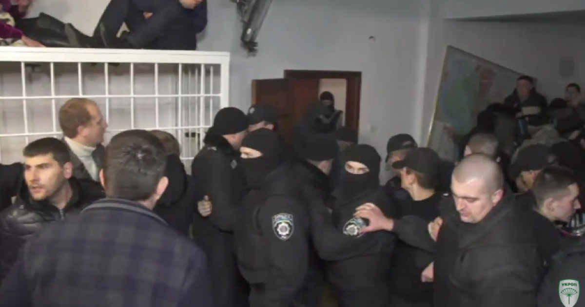 "Титушки" атакували зал суду із Корбаном