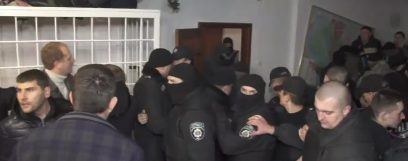 "Титушки" атакували зал суду із Корбаном