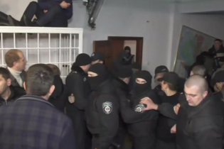 "Титушки" атакували зал суду із Корбаном