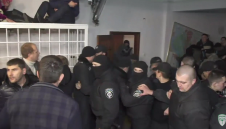 "Титушки" атакували зал суду із Корбаном