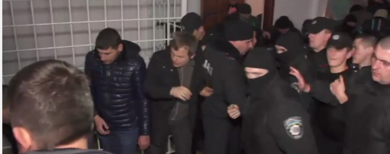 У поліції не знають, як "титушки" потрапили до зали суду з Корбаном