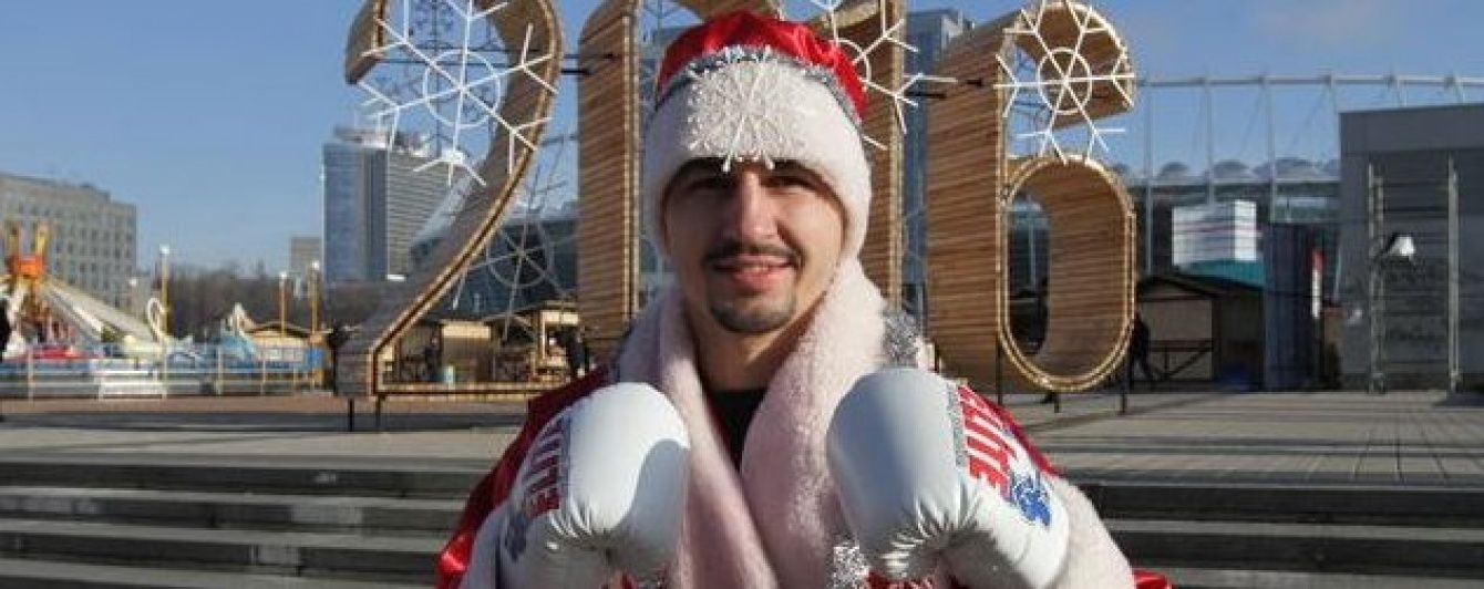 Український боксер-чемпіон Постол став Дідом Морозом та побажав миру країні