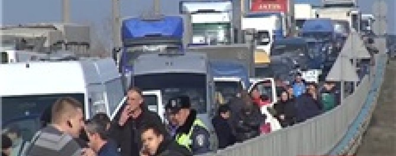 Херсонські аграрії вивели на трасу техніку та перекривають Мелітопольську трасу