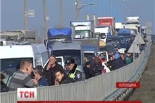 Херсонські аграрії вивели на трасу техніку та перекривають Мелітопольську трасу