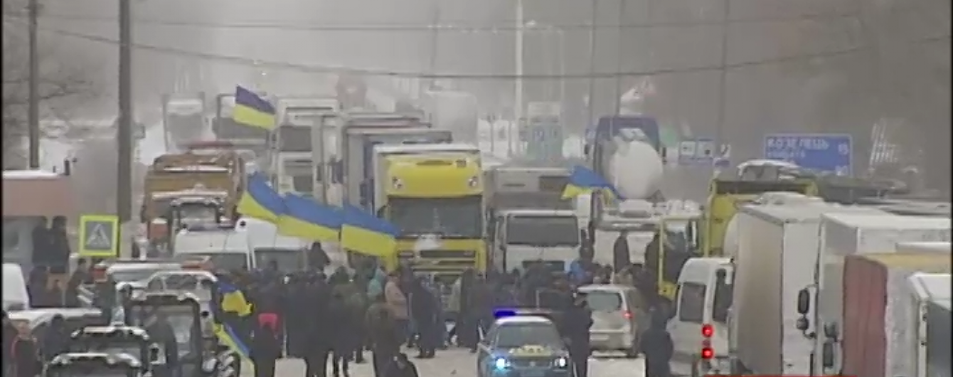 Емоційне блокування доріг аграріями: погрози "заморозити" всю Україну та спалений трактор