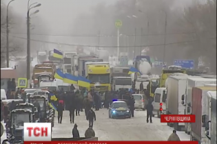 Емоційне блокування доріг аграріями: погрози "заморозити" всю Україну та спалений трактор