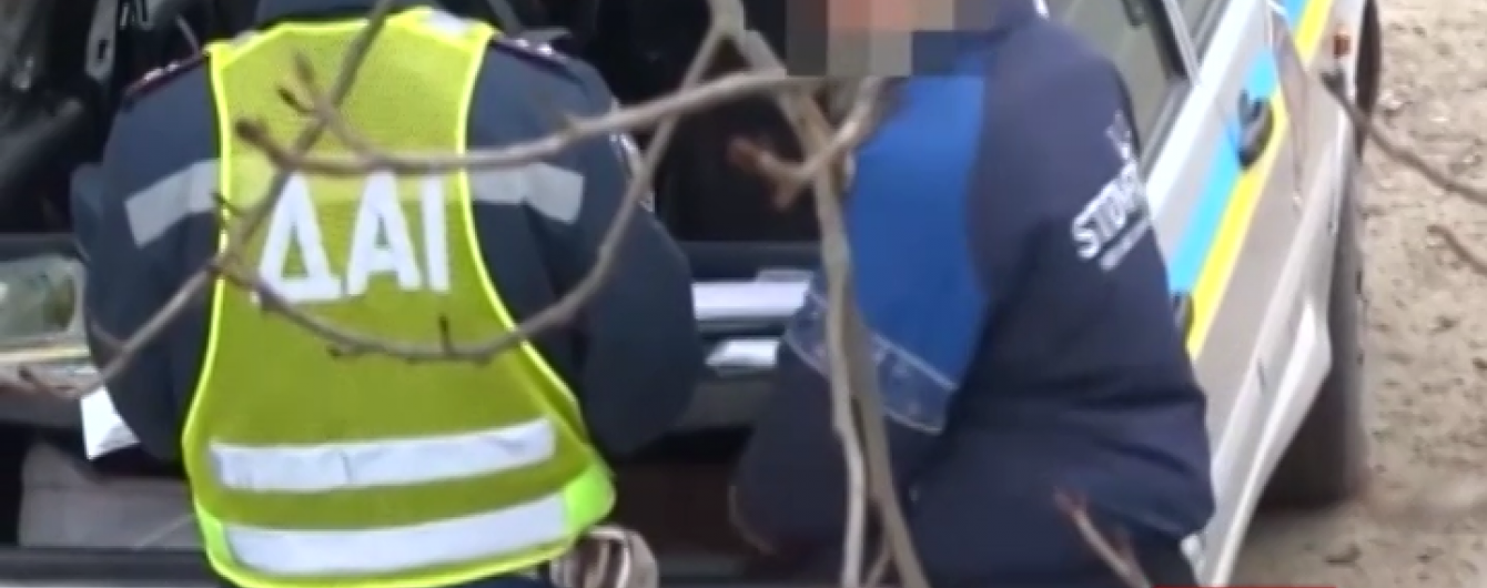 Активісти зняли відео, як даївці беруть хабарі грошима та ковбасами