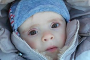 Допоможіть маленькому Володі стати на ноги
