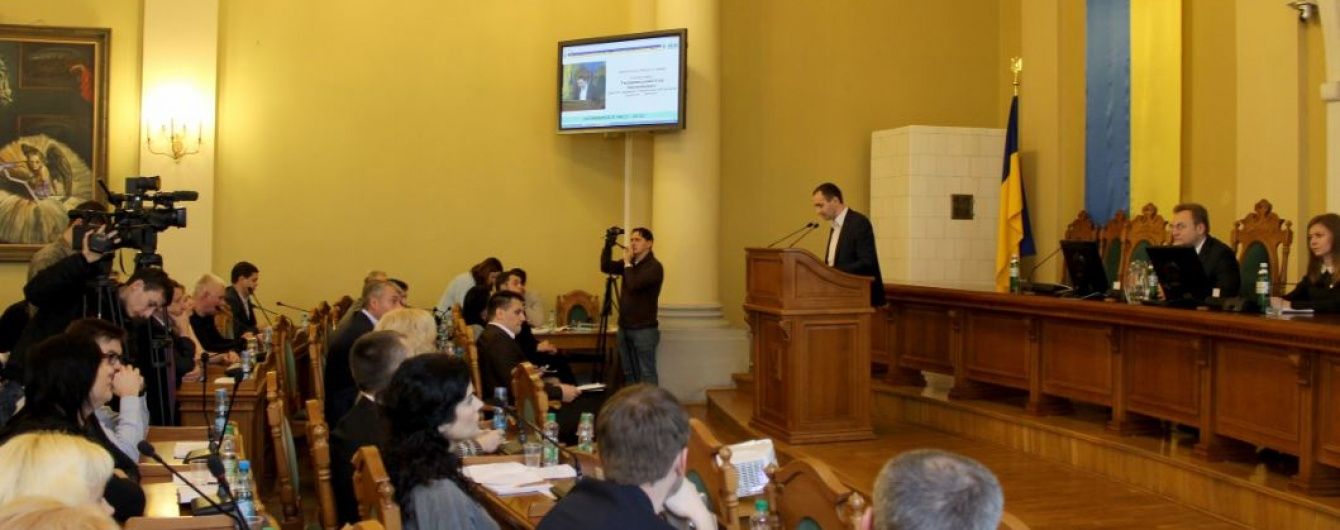 Біля Львівської міськради сталася сутичка між активістами та муніципальною дружиною