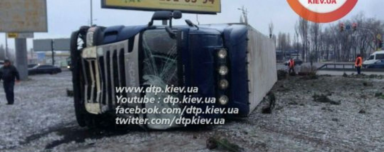 У смертельній ДТП із вантажівкою в Києві загинув полісмен – ЗМІ