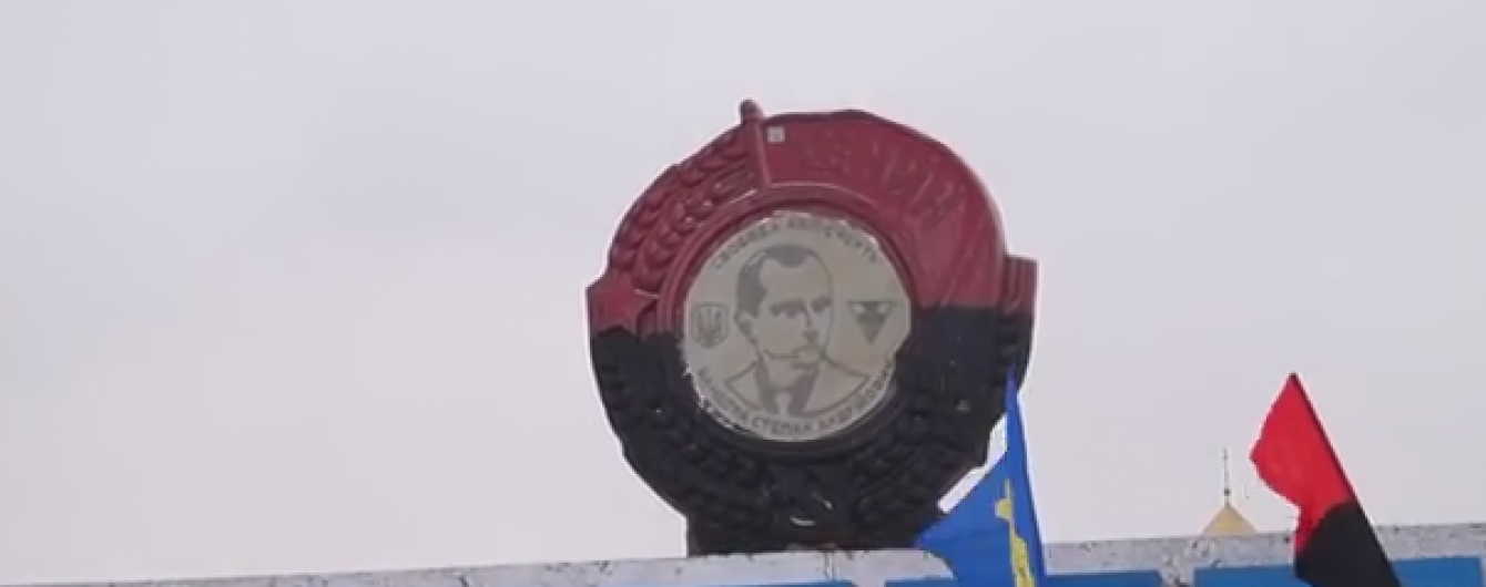 В'їзд до Дніпропетровськ замість Леніна тепер "охоронятиме" Бандера
