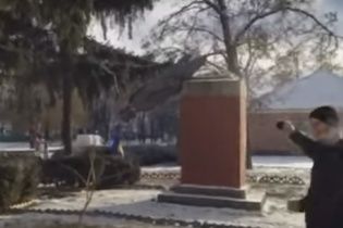 На Полтавщині під час демонтажу пам'ятник Леніну "завис" у повітрі