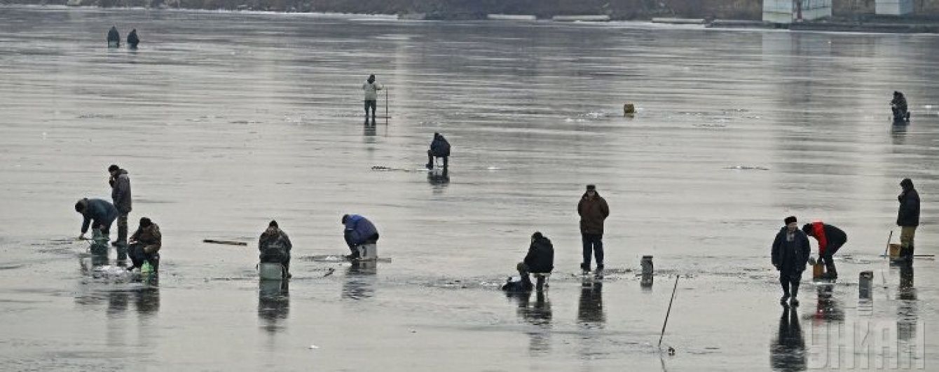 Морози "вигнали" рибалок на підступний лід: один киянин уже втопився