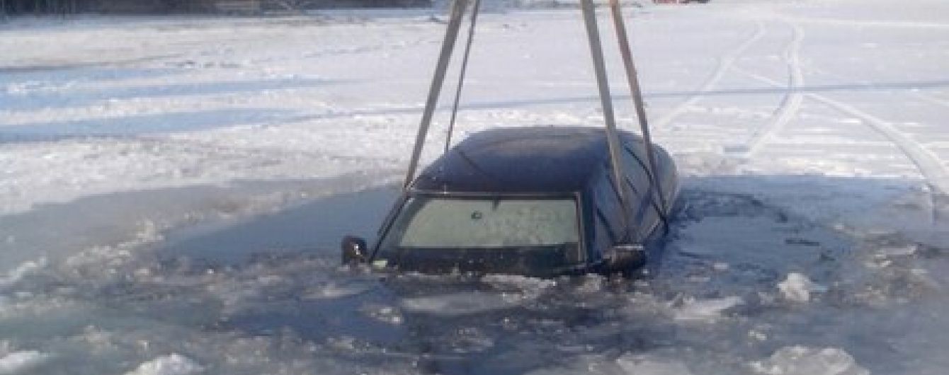 На Черкащині під кригу Дніпра провалилися два автомобілі