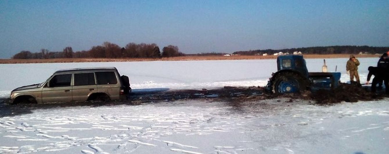 У Черкаській області позашляховик виїхав на кригу Дніпра й провалився (Фото)