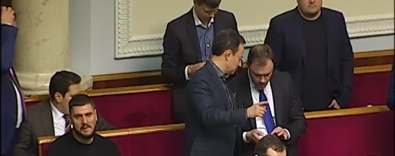 Депутати вправлялися у кмітливості, відповідаючи на запитання про рік мавпи