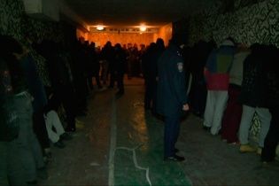 На Житомирській кондитерській фабриці поліція затримала понад 130 "тітушок"