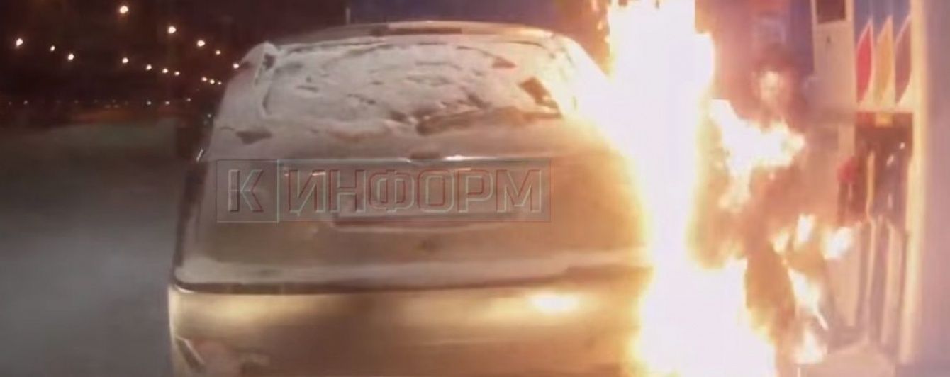 Юзерів вразило відео з росіянкою, яка влаштувала на заправці безглузде "фаєр-шоу"